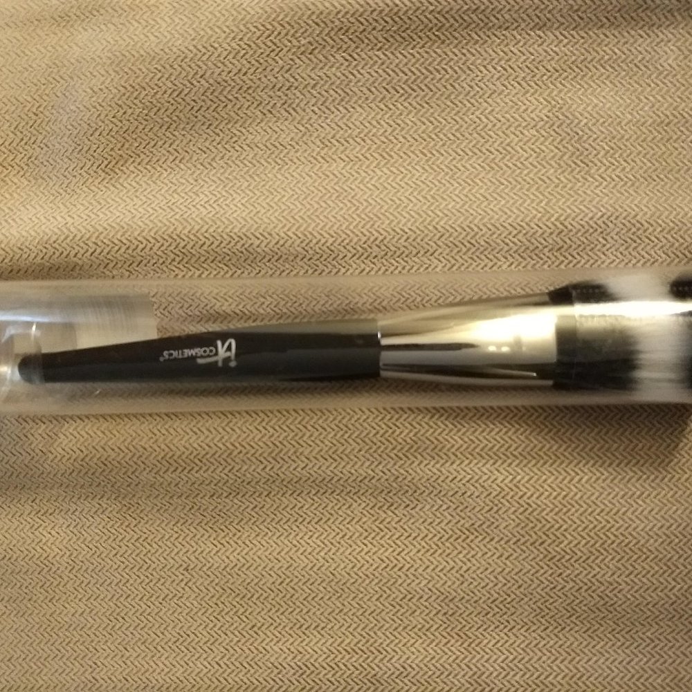 NIB IT Cosmetics Heavenly Luxe Angled Radiance Creme Brush